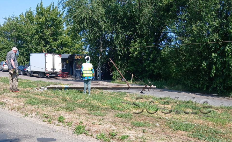 У Кам’янському автомобіль збив трамвайну опору: маршрут №4 змінив схему руху