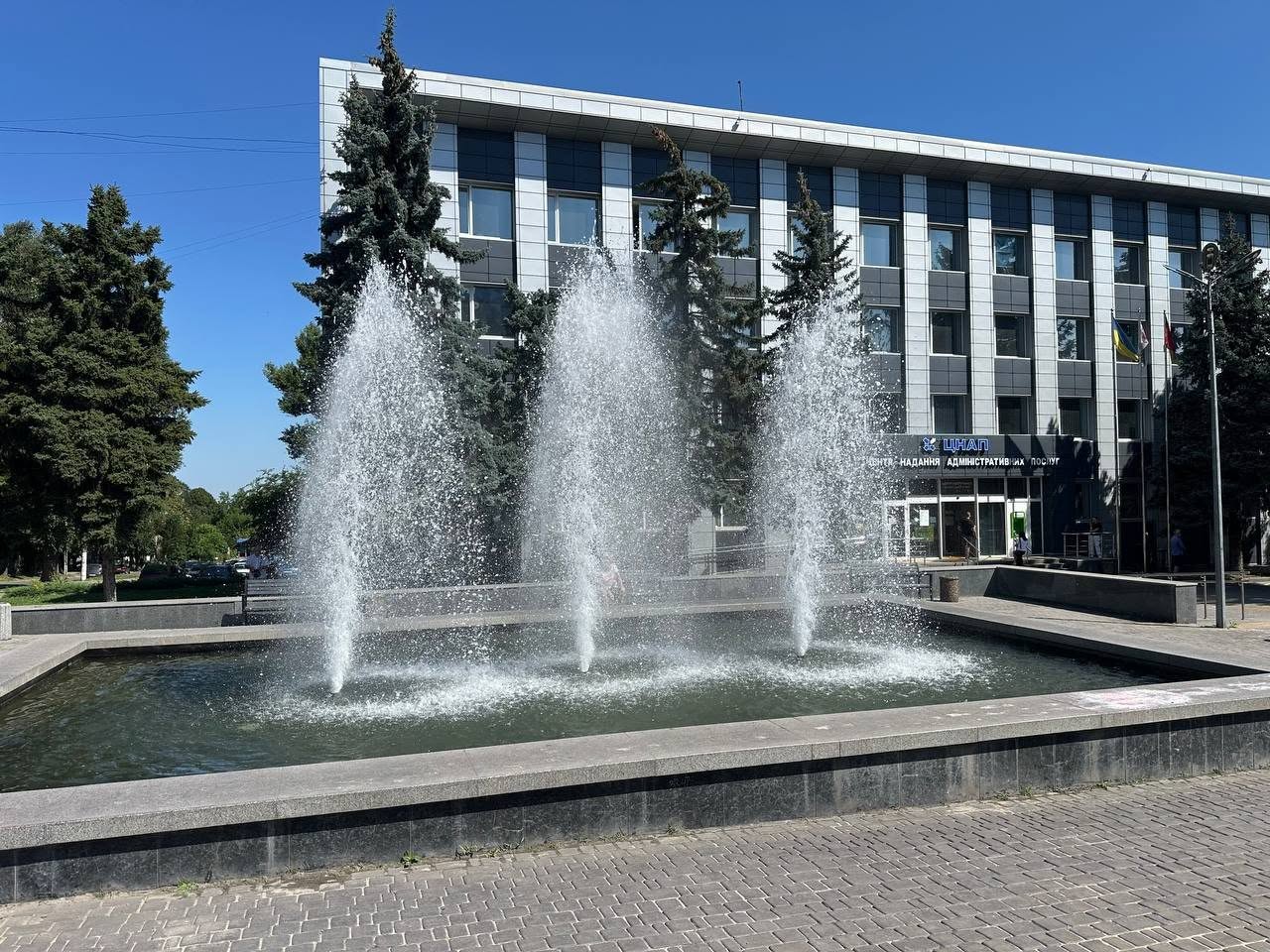 У Кам’янському очищають фонтани на проспекті Свободи