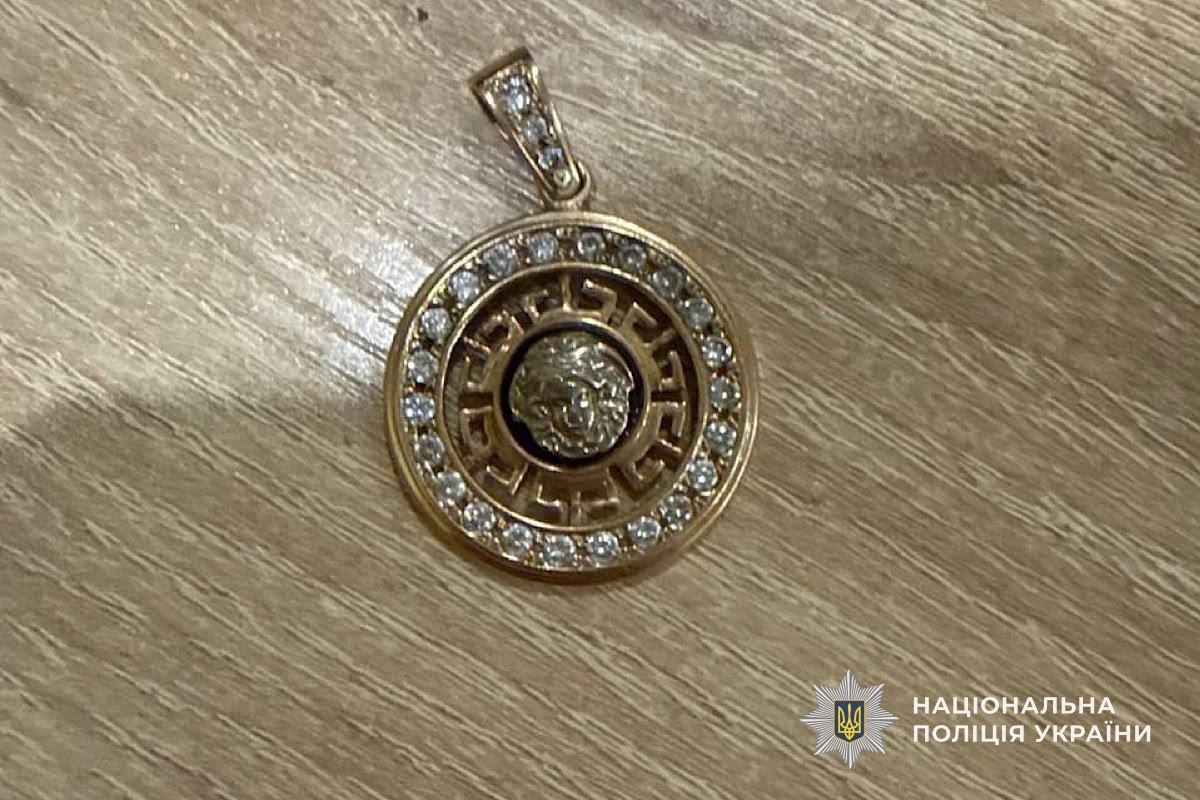 Зірвали золотий ланцюжок та здали в ломбард: у Дніпрі затримали вуличних грабіжників