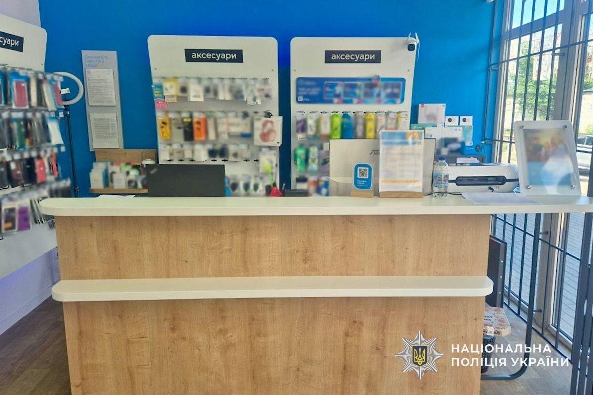 У Дніпрі судитимуть продавця магазину техніки, який протягом місяця викрав мобільних телефонів на 122 тисячі гривень
