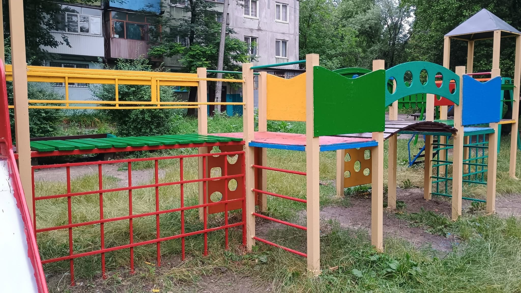 У Кам’янському капітально відремонтували дитячий майданчик на проспекті Василя Стуса