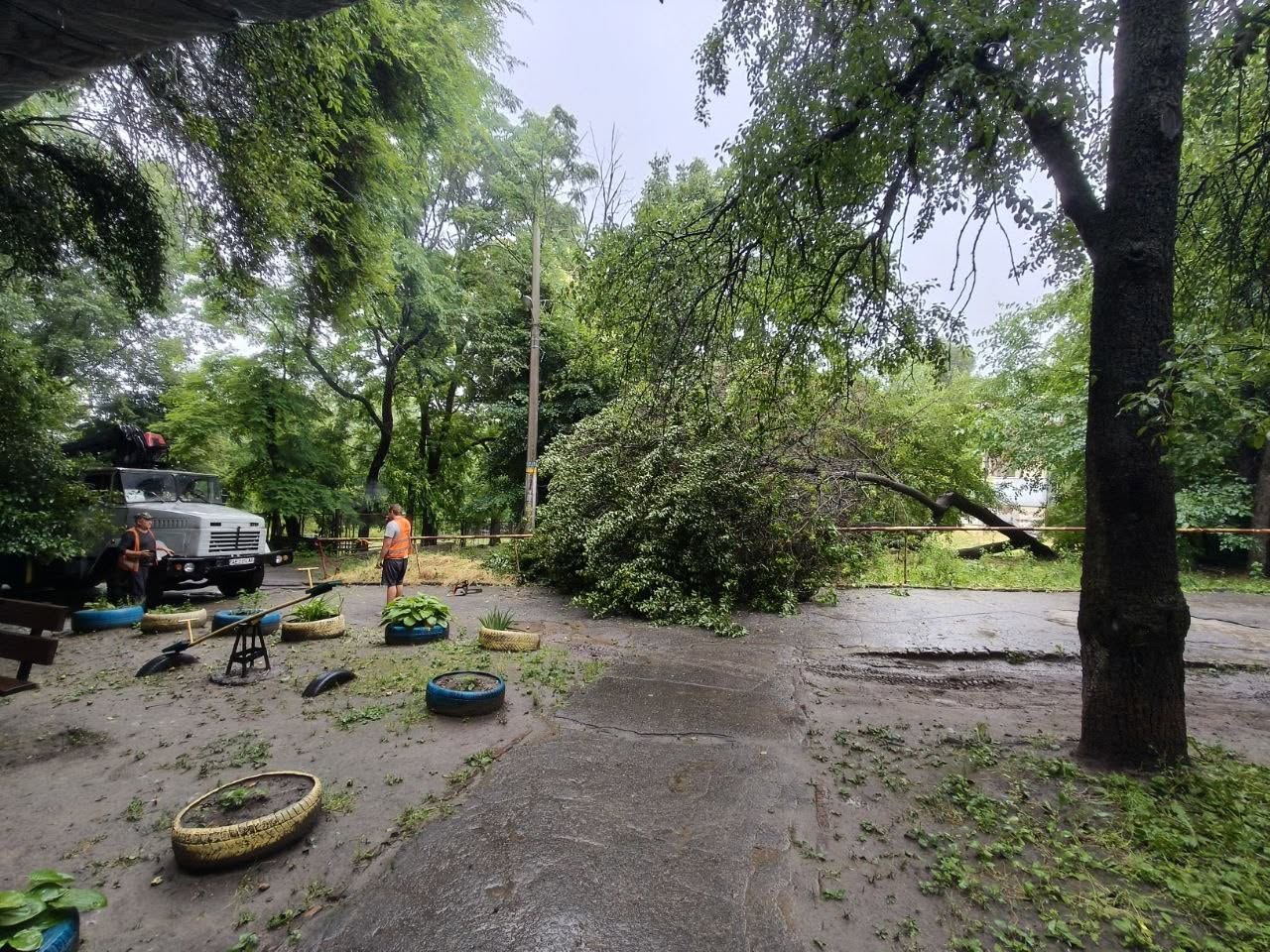У Кам’янському ліквідовують наслідки негоди