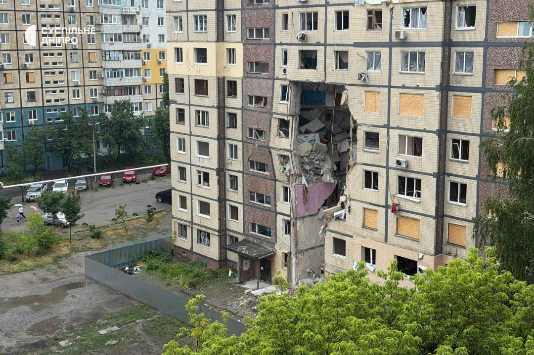 У Дніпрі обвалився під’їзд багатоповерхівки, в яку торік влучив «Шахед»