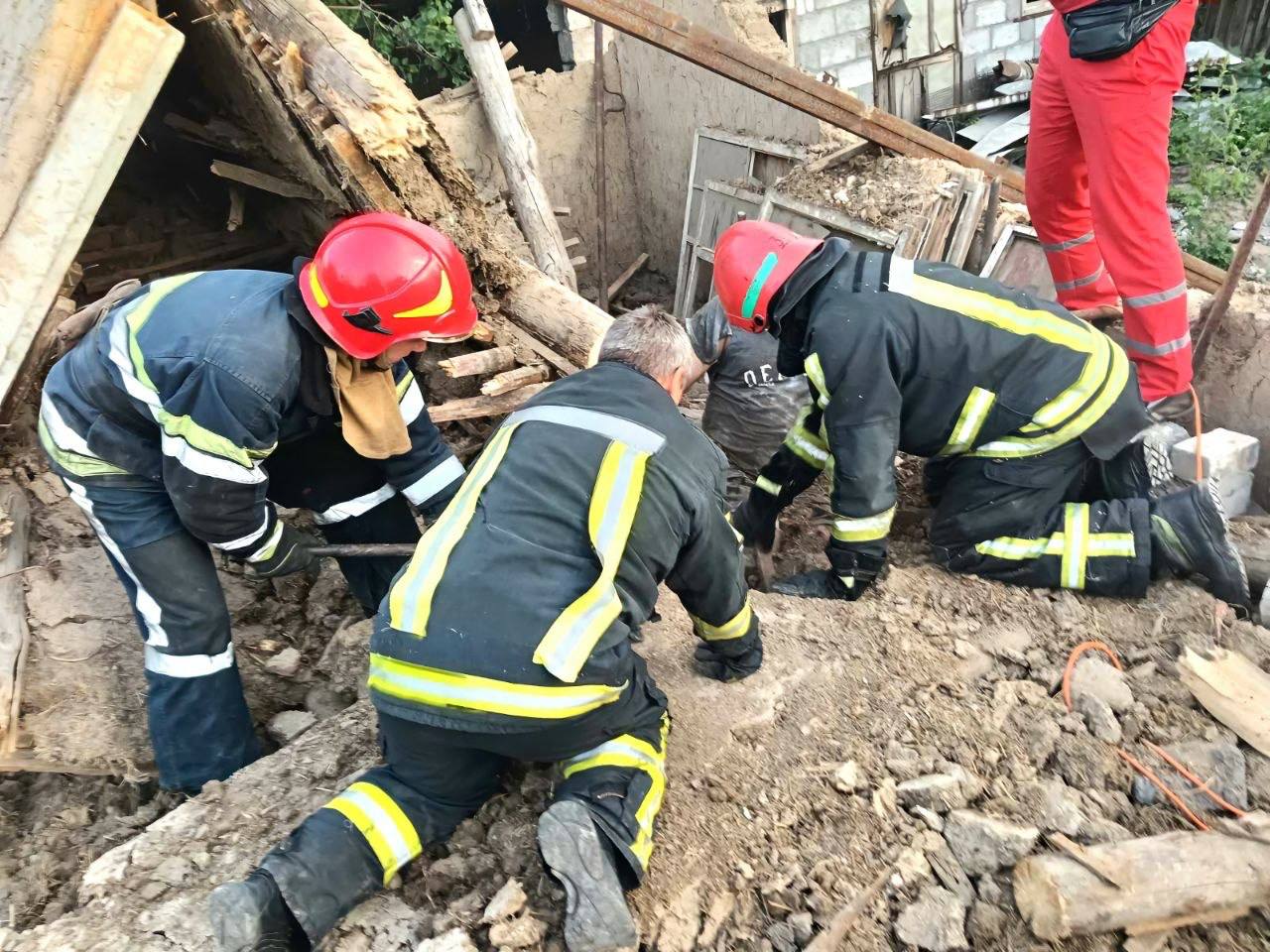 На Самарівщині чоловік опинився під завалами будинку через обвал покрівлі