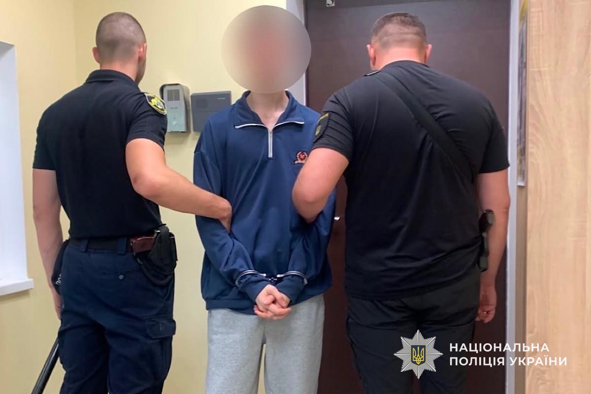 У Дніпрі 16-річний підліток спалив позашляховик та автомобіль військового
