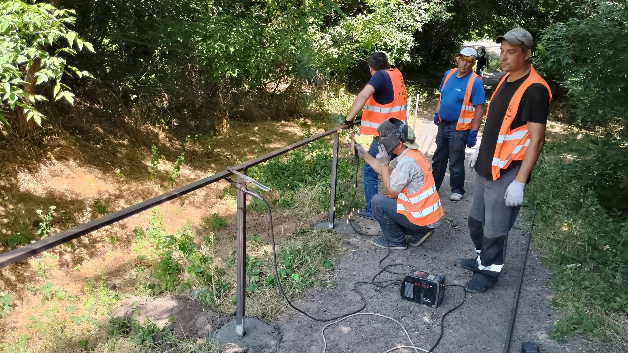 На 6-й Сотні у Кам’янському облаштовують перила для безпеки пішоходів