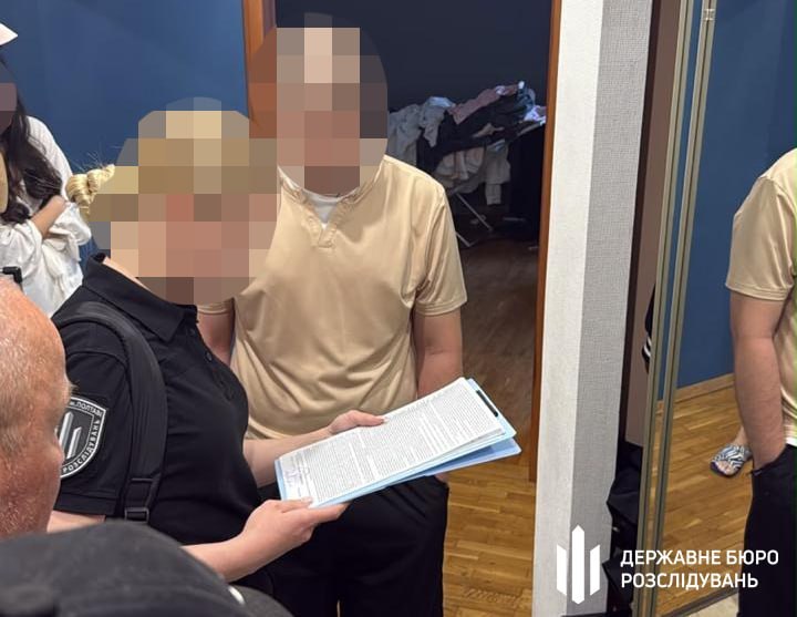 Посадовці міграційної служби у Дніпрі робили чоловіків «іноземцями» для виїзду за кордон