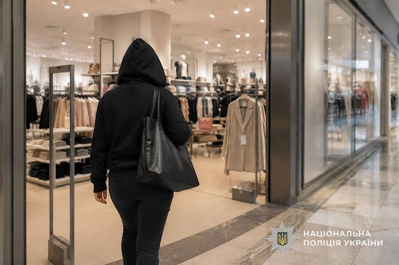 У Дніпрі жінка за день обікрала два магазини в торговельному центрі
