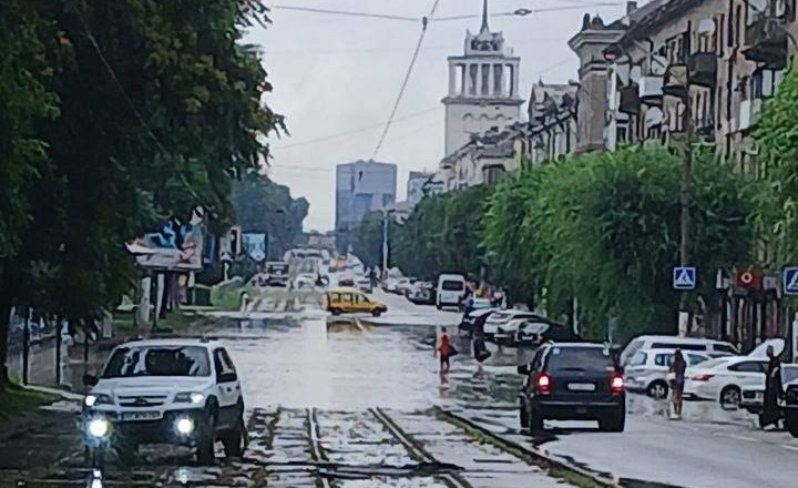 Центр Кам’янського підтопило після сильної зливи