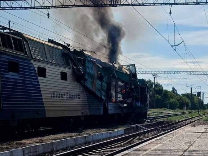 Ворог завдав удару по пасажирському поїзду на Дніпропетровщині