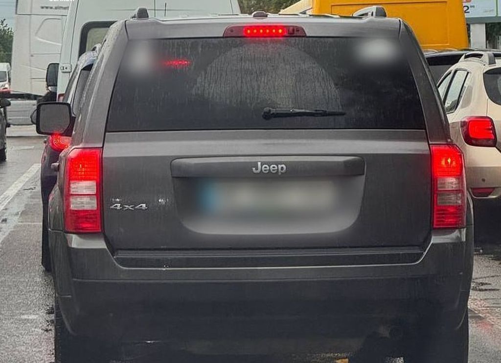 Намагалася втекти від поліції: у Дніпрі затримали п’яну водійку JEEP, яка везла 6-річну дитину