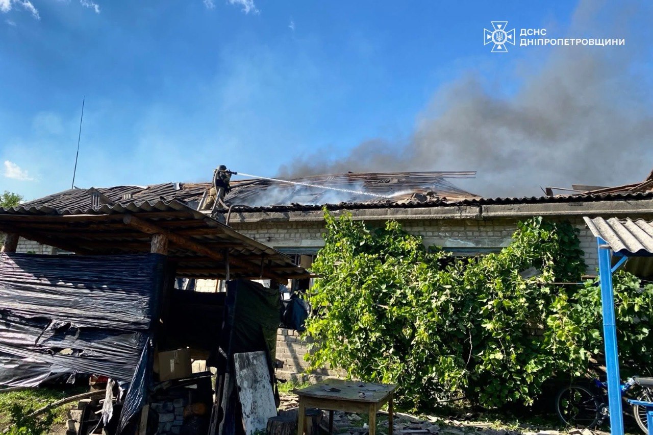На Синельниківщині росіяни атакували рятувальників, які гасили житловий будинок