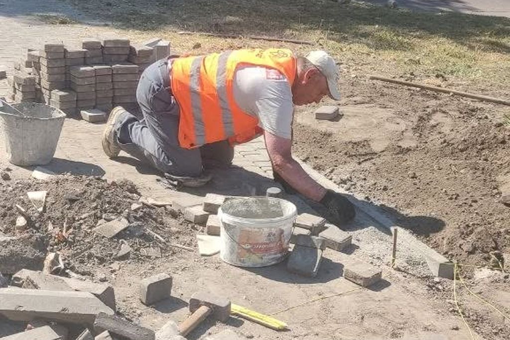 У Кам’янському в сквері на проспекті Свободи упорядковують тротуарне покриття