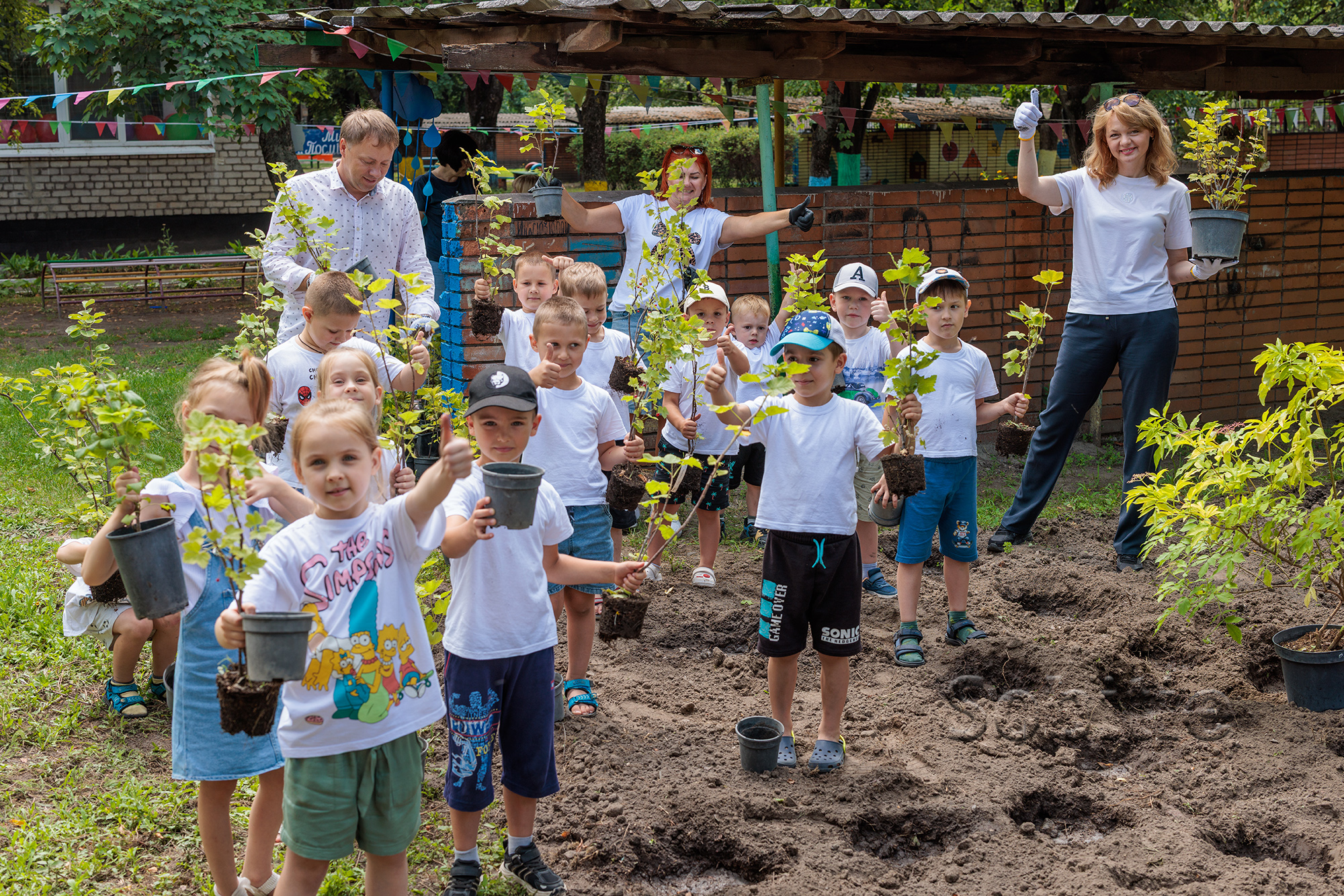 «Сад Перемоги» на Дніпробуді поповнився новими рослинами: у дитячому садочку «Посмішка» висадили понад сотню кущів смородини